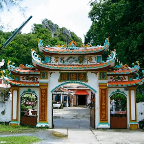 Chiêm bái ngôi chùa cổ hơn 300 năm ở khu du lịch Chùa Hang Hòn Phụ Tử